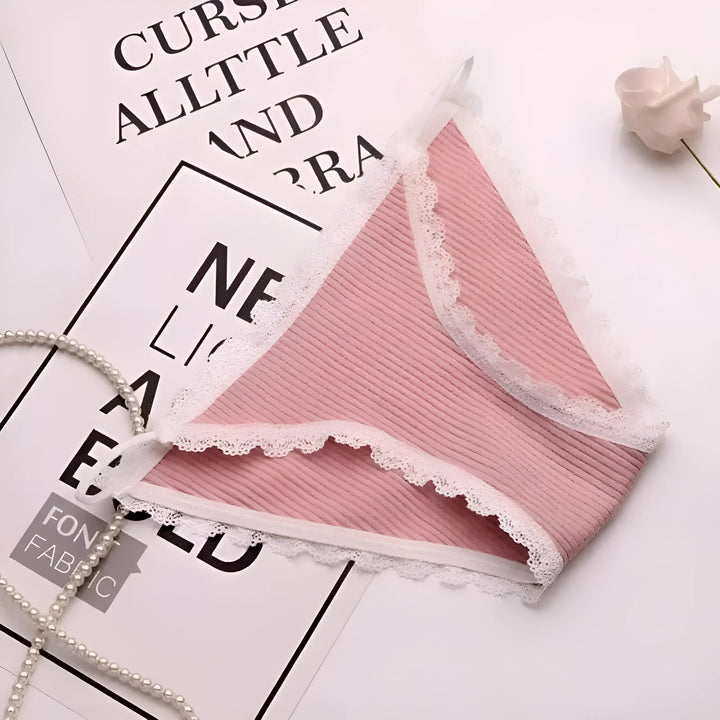 Majtki figi z cienkimi paskami